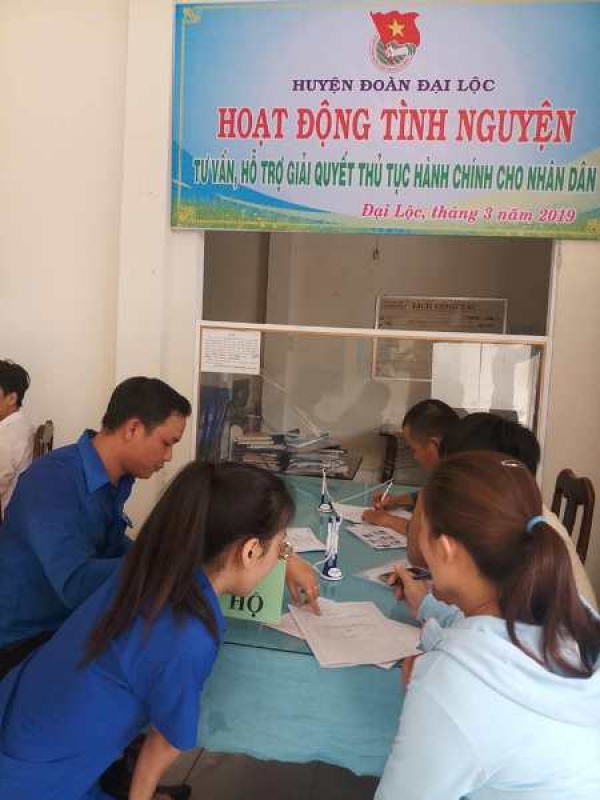 Huyện đoàn Đại Lộc tổ chức hoạt động tư vấn, hỗ trợ giải quyết TTHC cho nhân dân