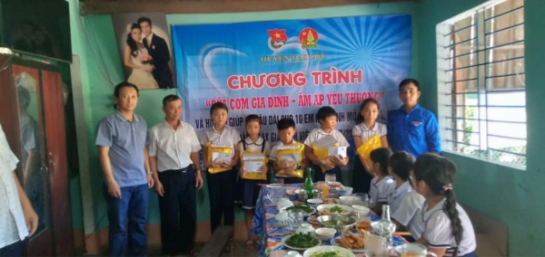 Huyện đoàn Đại Lộc tổ chức "Bữa cơm gia đình - ấm áp yêu thương" tại xã Đại An