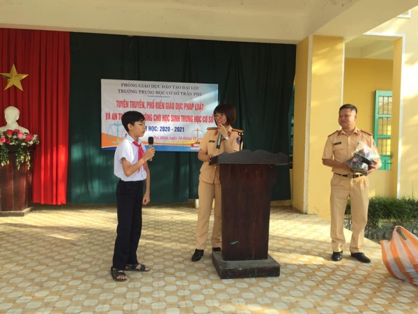 Liên đội Trường THCS Trần Phú tổ chức Tuyên truyền Luật ATGT trong Nhà trường