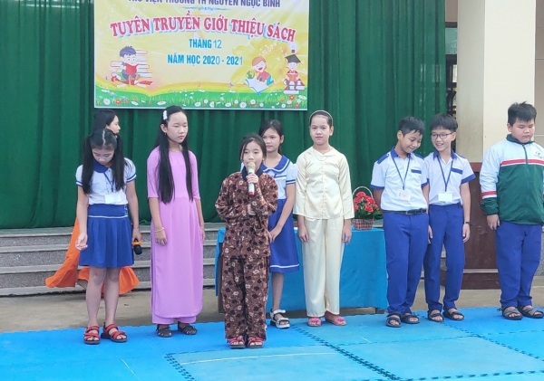 Liên đội Trường TH Nguyễn Ngọc Bình tổ chức Chương trình "Mỗi tuần một câu chuyện đẹp, một cuốn sách hay”