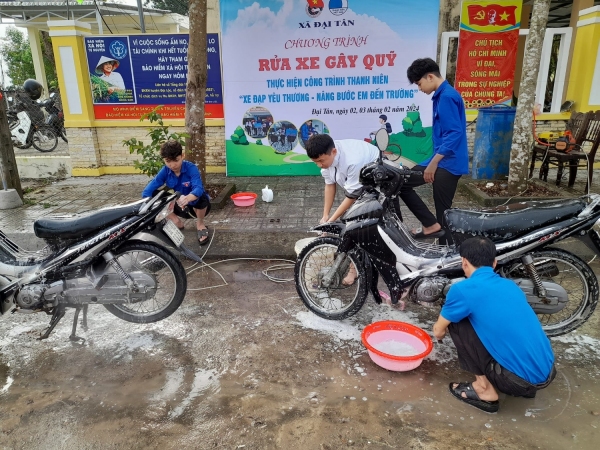 Chương trình "Rửa xe gây quỹ" thực hiện công trình thanh niên "Xe đạp yêu thương - Nâng bước em tới trường"