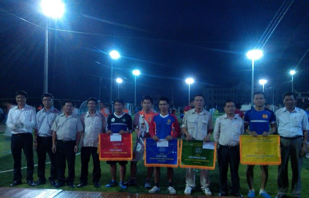 cac dong chi lanh dao chup anh luu niem voi cac doi bong