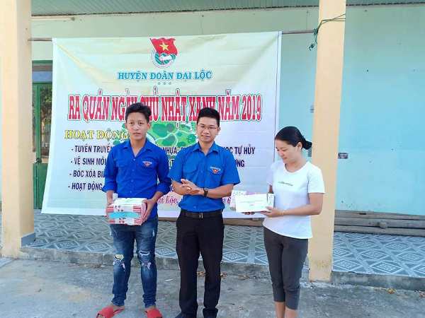 Đ/c Huỳnh Thế Toàn - PBT Huyện đoàn tặng quà, trao sinh kế cho thanh niên nghèo