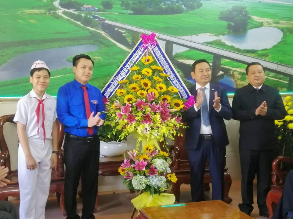 Đ.c Mai Thanh Sang- UV BCH Tỉnh đoàn, HUV, Bí thư Huyện đoàn tặng hoa chúc mừng Huyện ủy